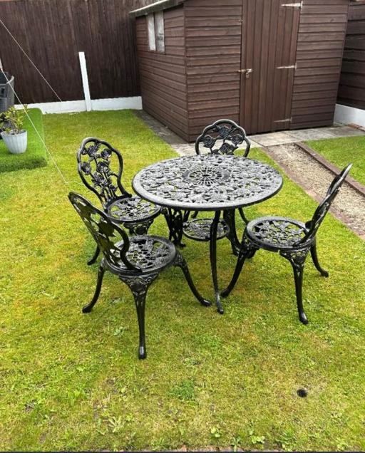  — garden chairs and table set
