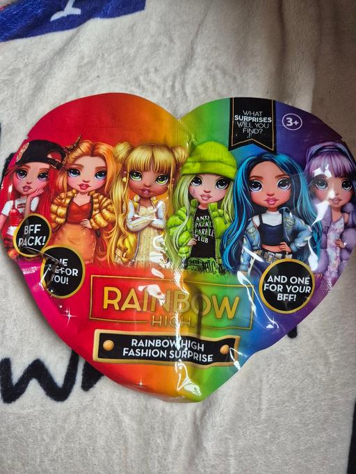  — new Rainbow High Fashion Surprise