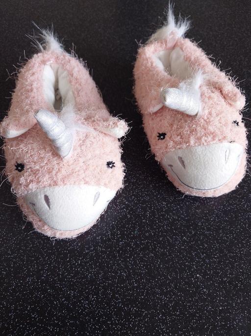 — Girls pink unicorn slippers size 10/11