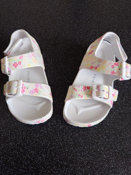  — Girls white floral sandals size 9