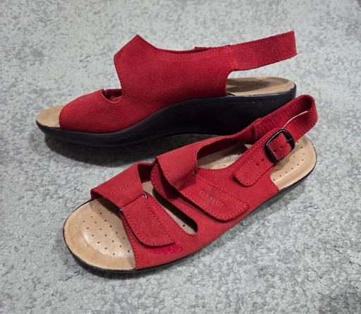  — Size 6 PAVERS fly flot red sandals