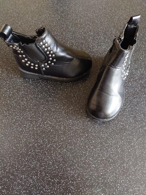  — Girls black boots size 4