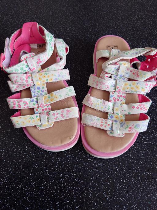  — Girls white floral sandals size 10