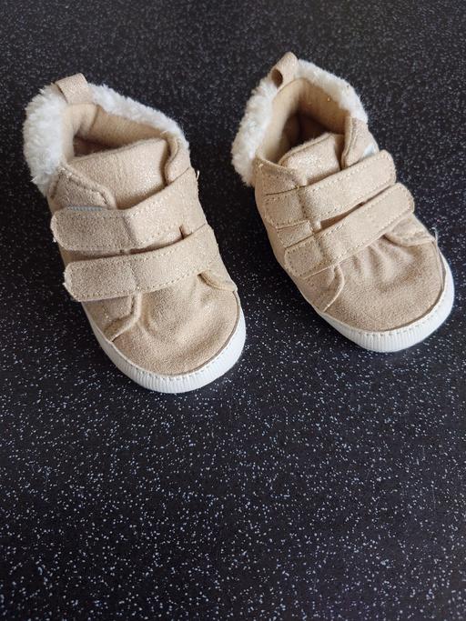  — Baby girls beige boots size 6/9 months