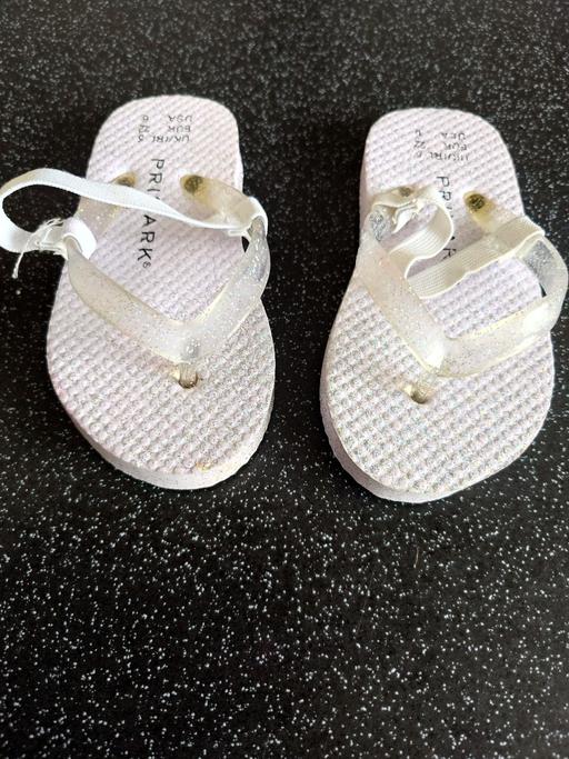  — Girls flip flops size 5