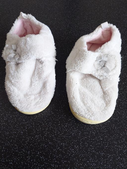  — Girls white slippers size 8/9
