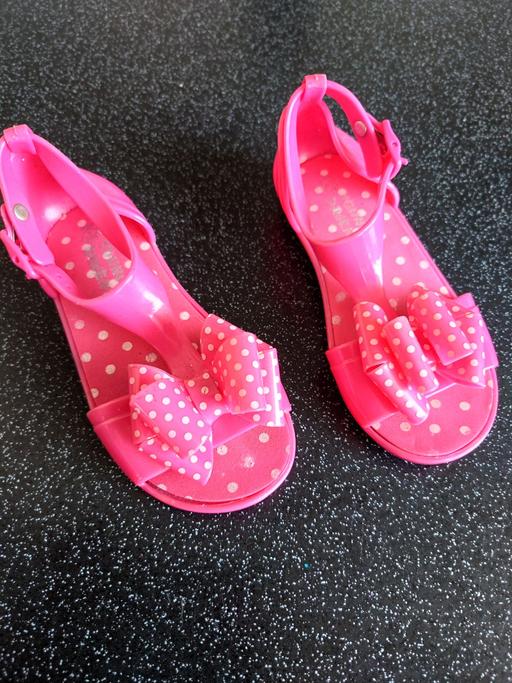  — Girls pink plastic sandals size 8