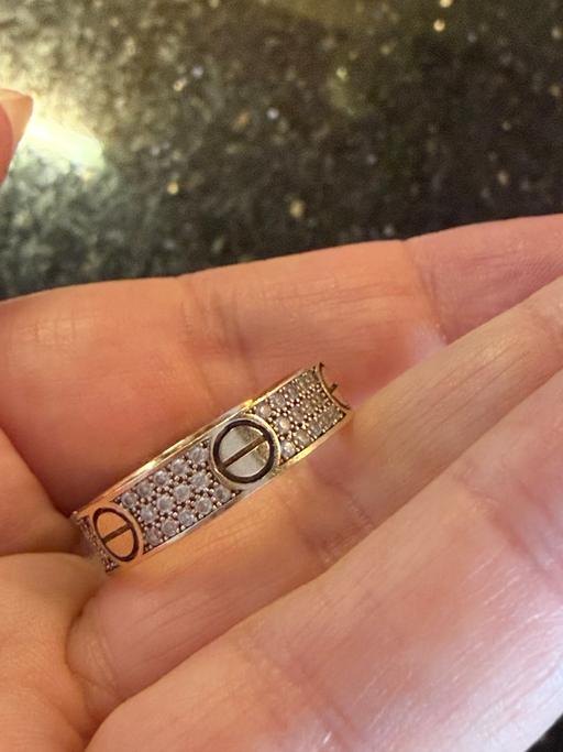  — 9ct gold hallmarked screw ring with stones