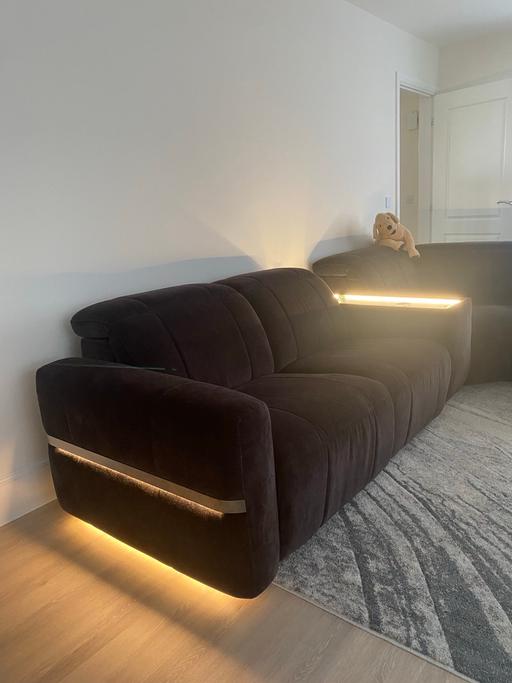  — Luxury 5 seater sofa with led and recliner.