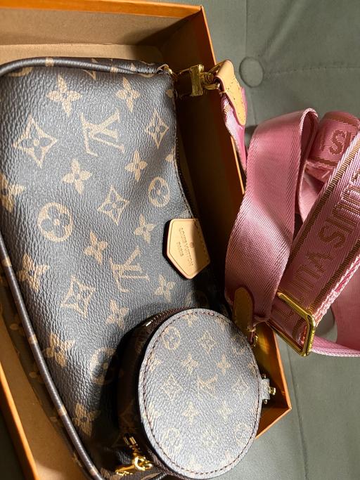  — Women’s handbag