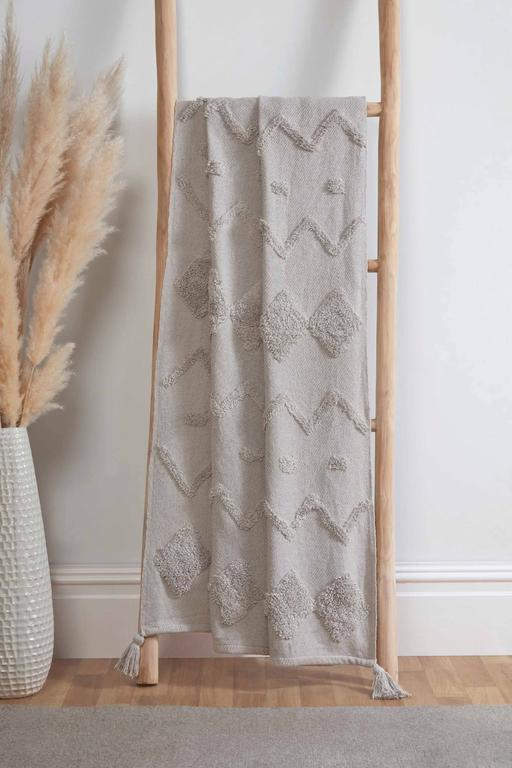  — Tufted Throw