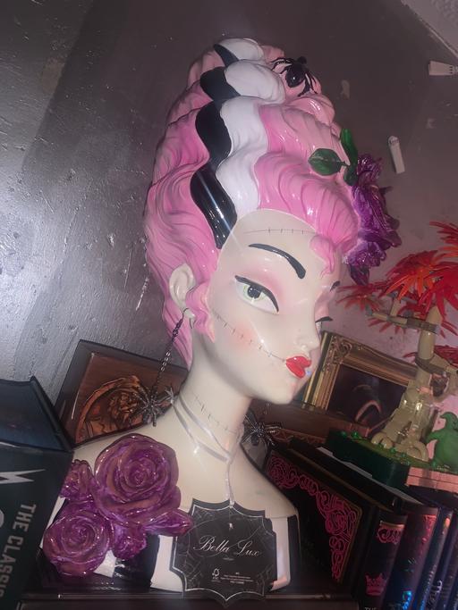  — Bella Lux Gothic Bust Display