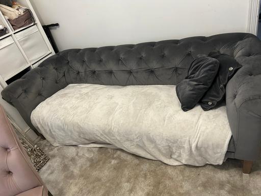  — Stunning chesterfield velvet sofa sprung