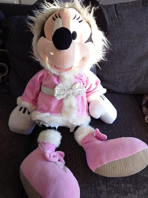  — Large Minnie mouse soft toy