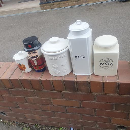  — 5 Ceramic Pots With Lids , Good Condition,