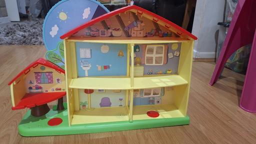  — peppa pig house with figurines and accessorie