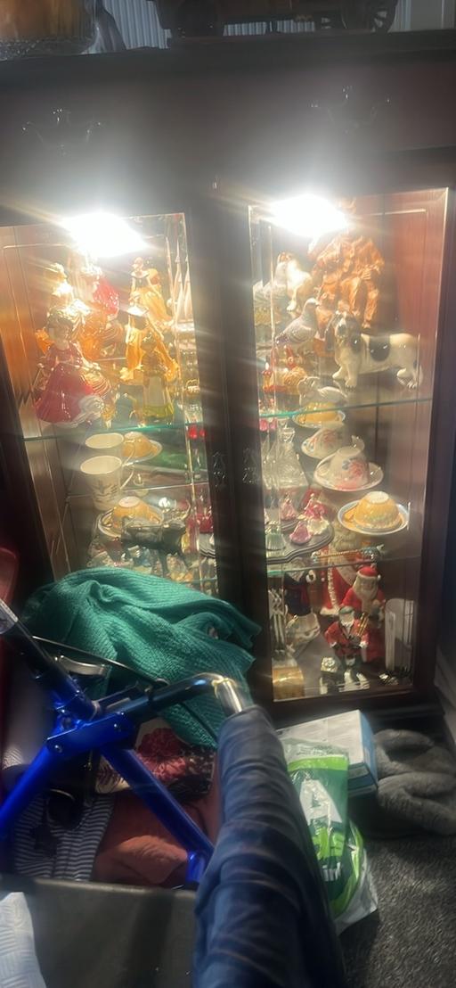  — A display cabinet