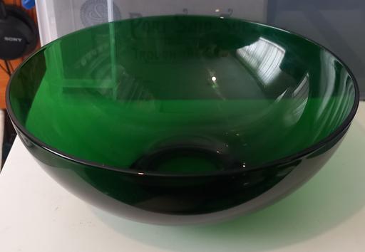  — vintage emerald green glass fruit bowl