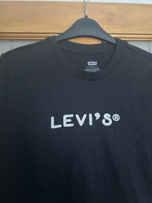  — Levi’s Crop Top