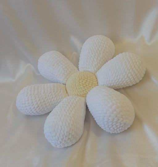  — Daisy pillow plush