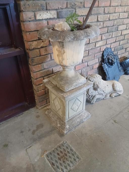  — Very heavy stone urns
