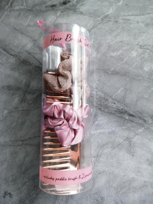  — Hair brush set