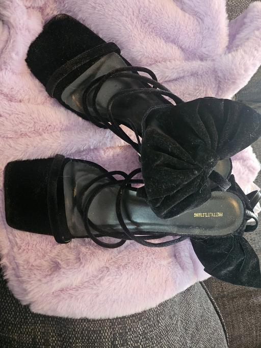  — Boohoo bow block heels