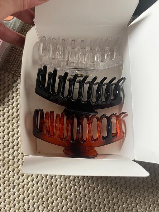  — New claw clips