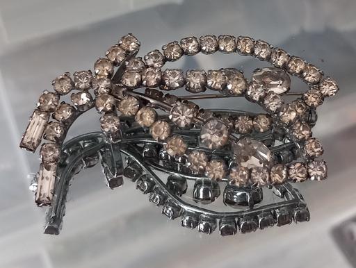  — Vintage 1950s gemstone floral spray brooch
