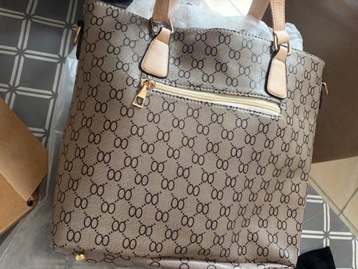  — Women’s Beige Zip-Closured Handbags