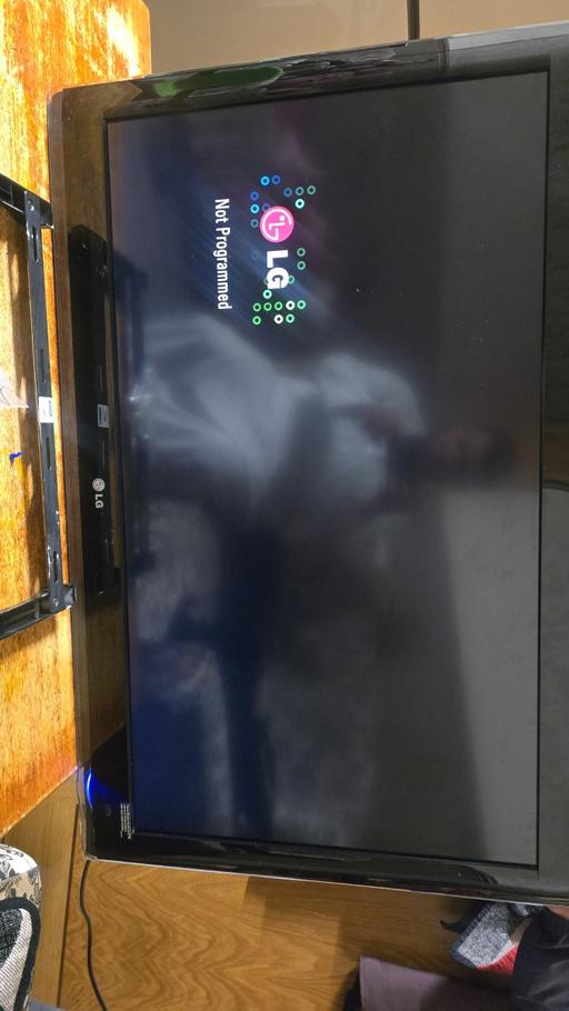  — LG 42” Full HD TV with Wall Bracket – Working