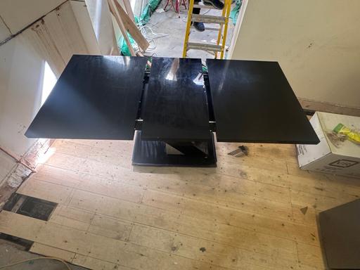  — Extendable dining table 4 or 6 seater