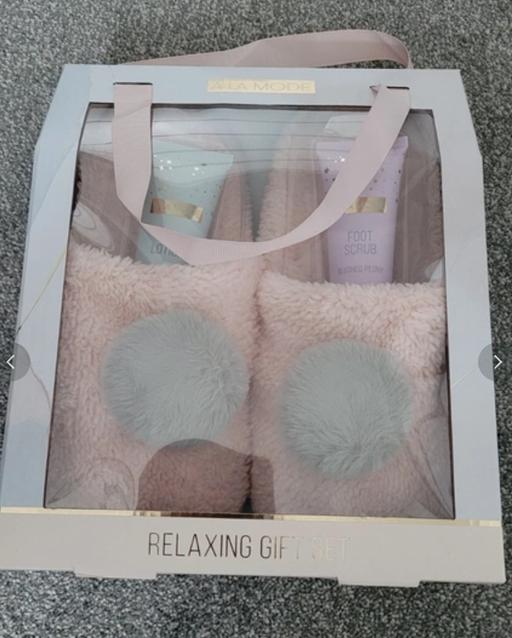  — Relaxing Gift Set - Slippers & Foot Cream