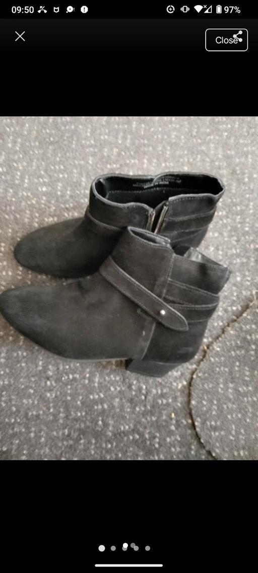  — Women boots size 3