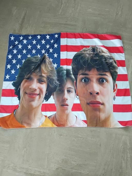  — Sturnio Triplets Flag.