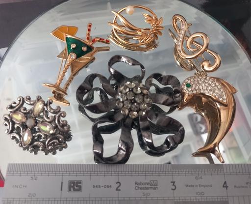  — Nice collection of vintage brooches