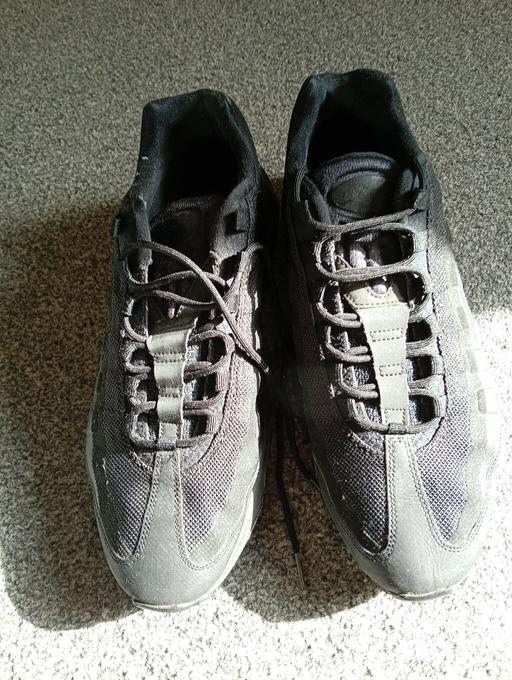  — size 12uk plain black air max 95