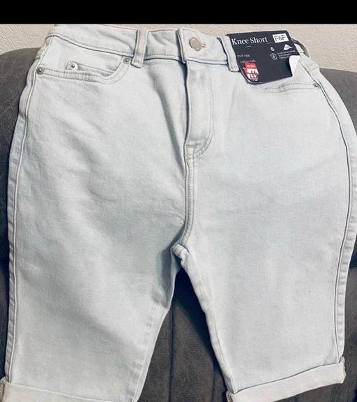  — Knee length shorts size 6