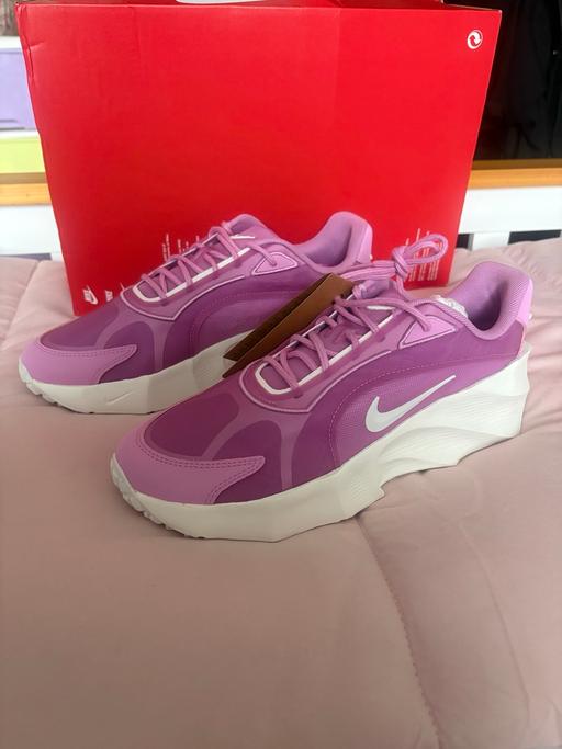  — Nike aura edge size 8
