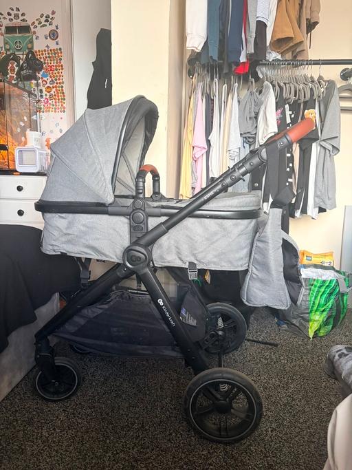  — Kinderkraft stroller