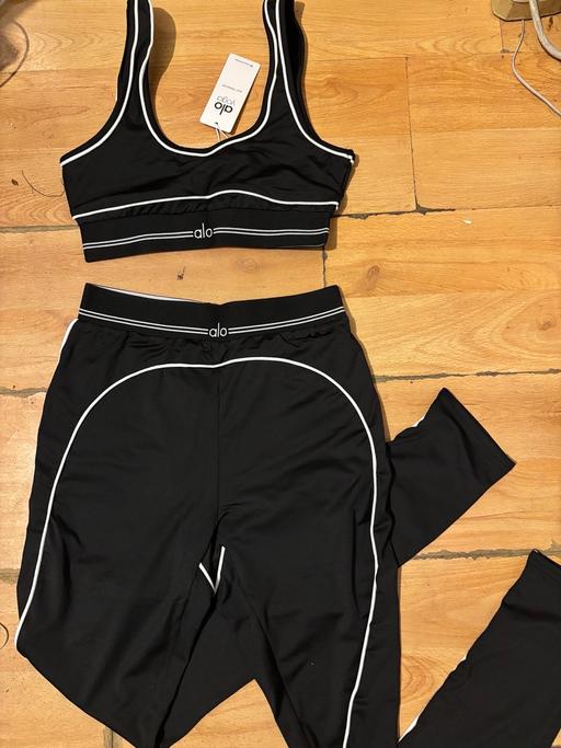  — Alo yoga high wrist airbrush leggings