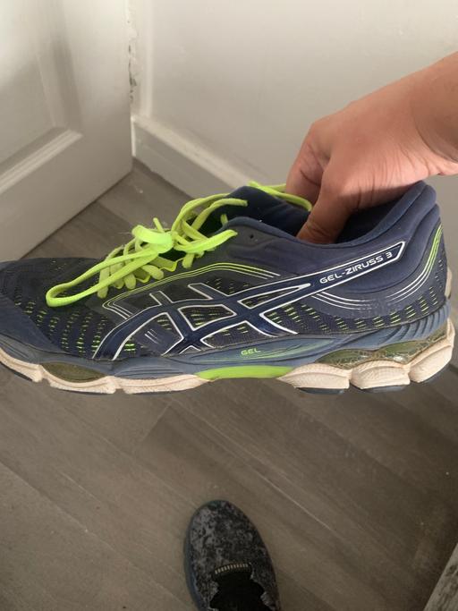  — ASICS men’s trainers