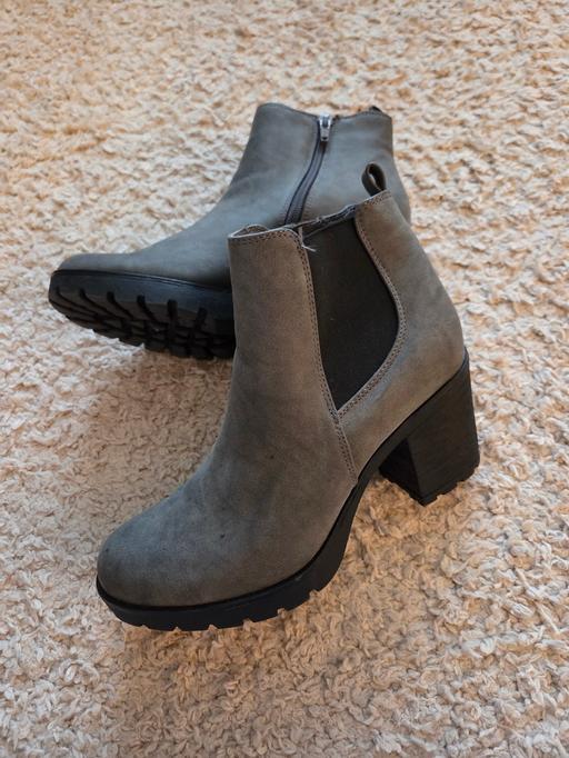  — Size 6 GRACELAND grey heeled boots