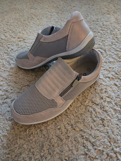  — Size 7 COTTON TRADERS trainers