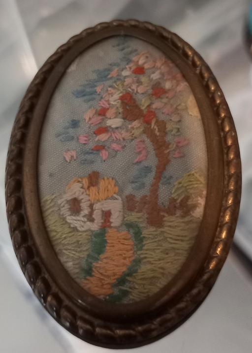  — Vintage 1940s embroidered scene brooch
