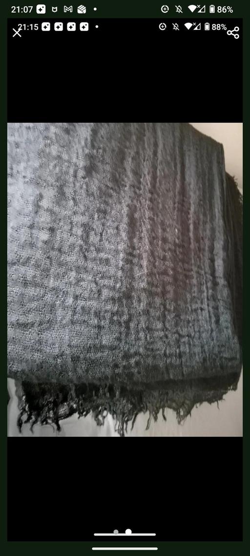  — crinkle scarf black