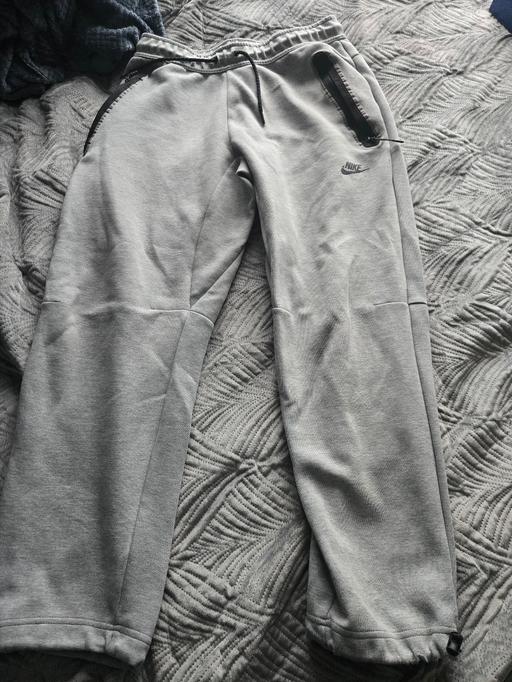  — men's Nike tech fleece joggers size m