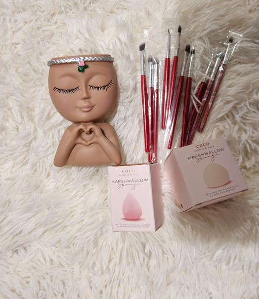  — makeup brush holder, brushes, sponges🩷