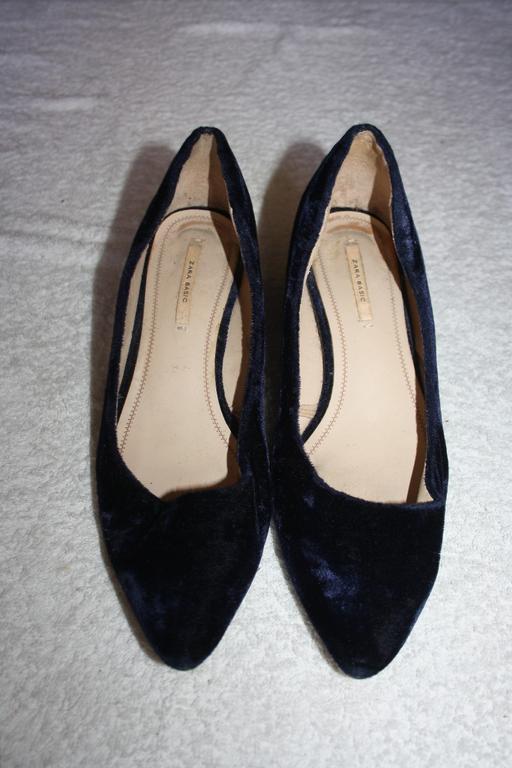  — Zara navy velvet low heel shoes size 4