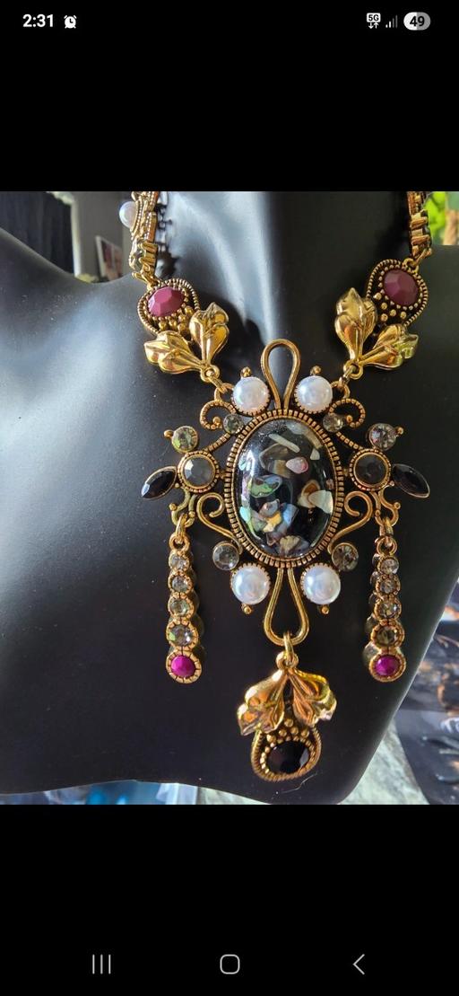  — Stunning necklace